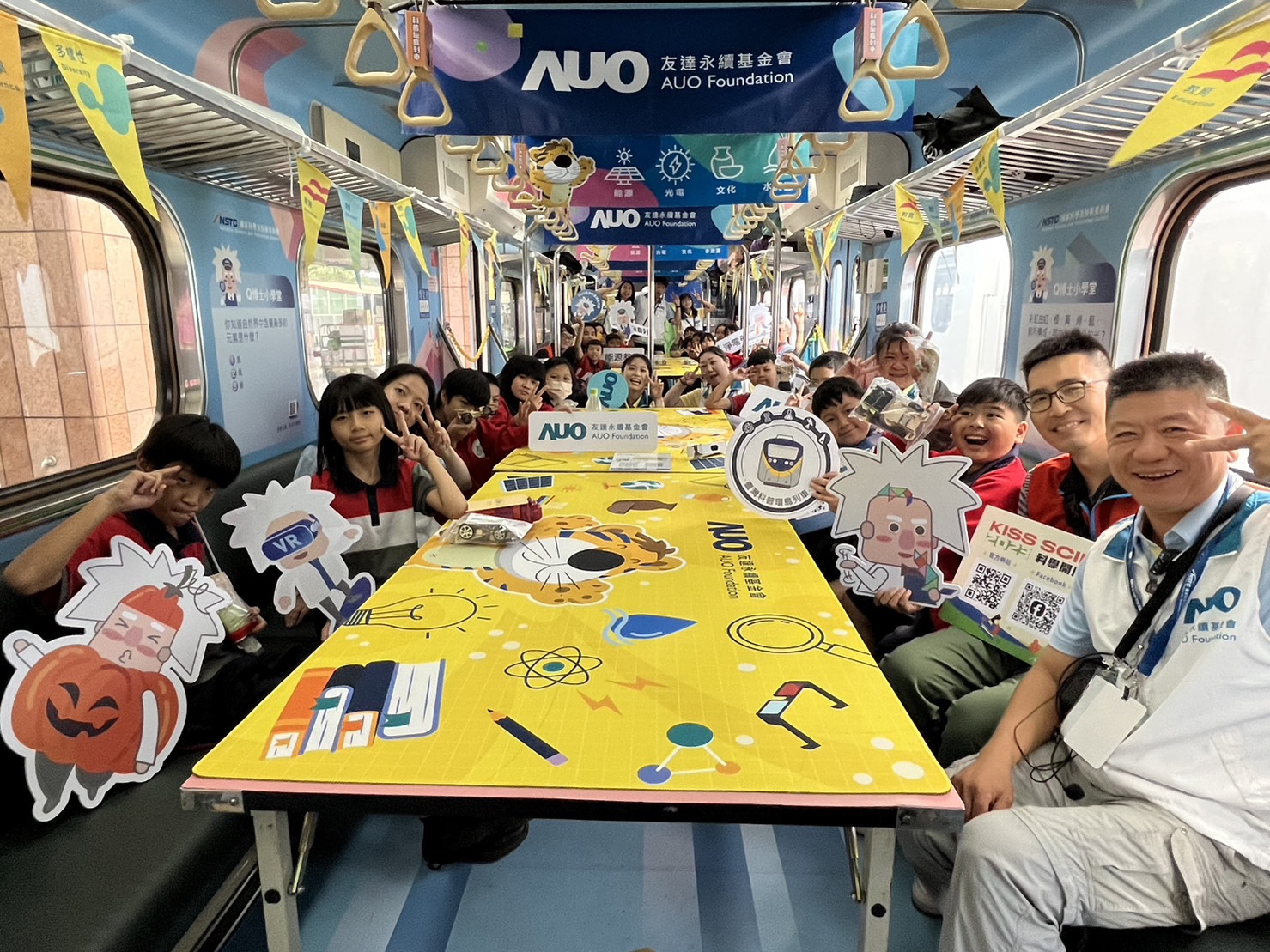pg电子永續基金會參與「臺灣科普環島列車」，設計基礎科學車廂課程，以「淨零碳排和永續能源」為主題，讓學生透過創意實驗認識淨零知識，以及思考生活中的減碳行為