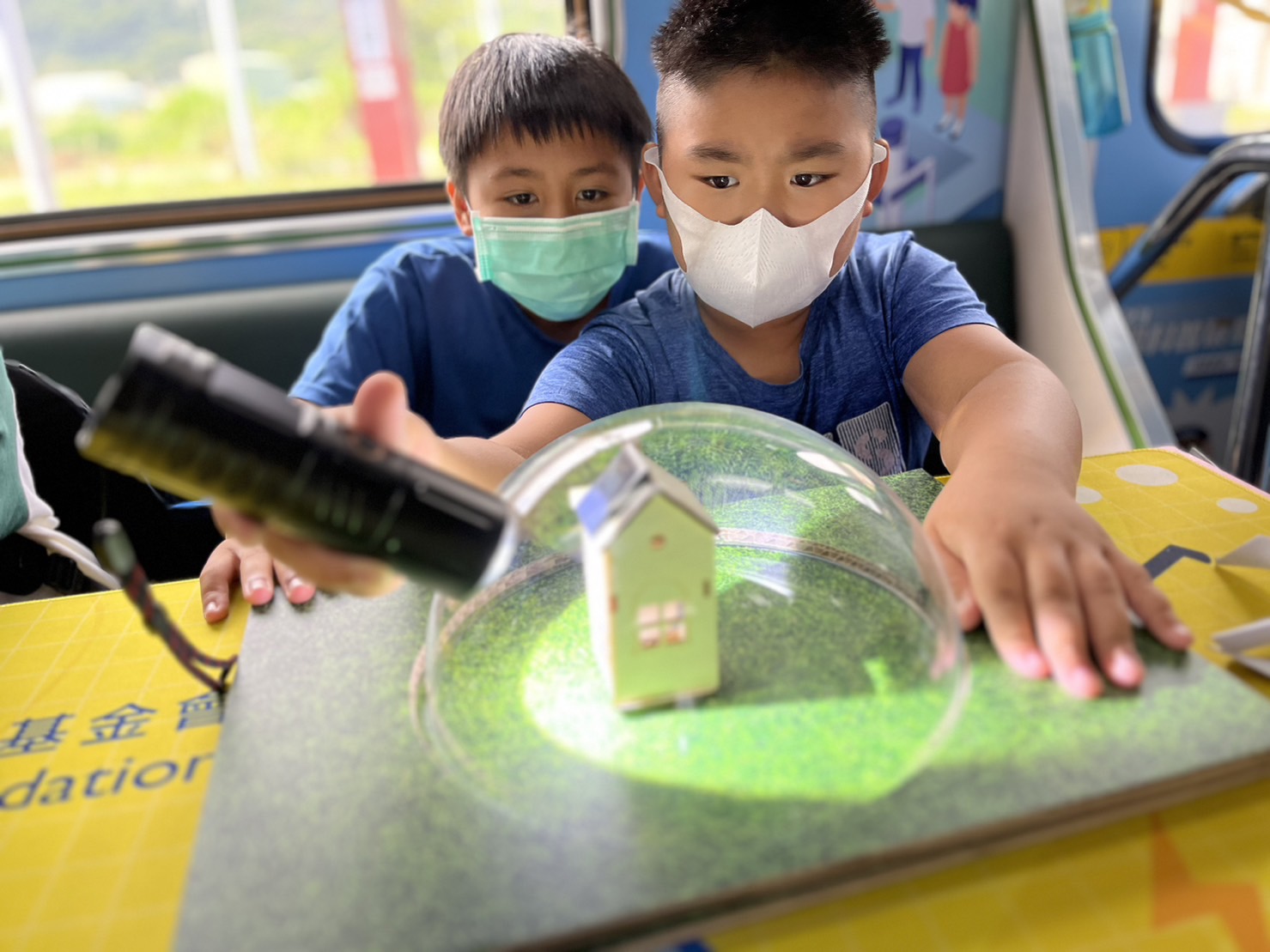 pg电子參與基礎科學主題車廂，以STEAM教學精神，設計「逐日科學家」、「太陽能工程師」以及「淨零建築師」三大能源科普課程和實驗